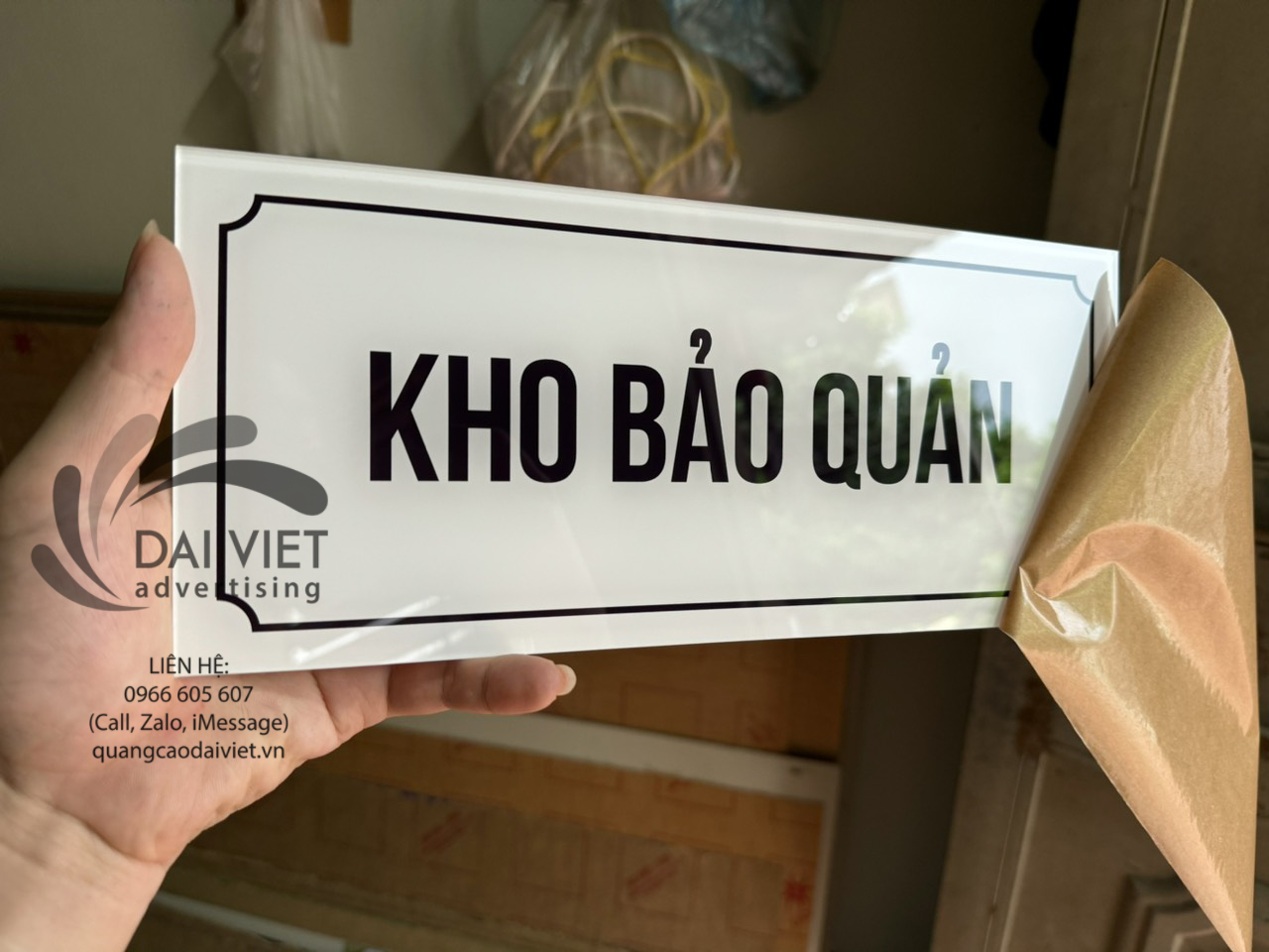 Biển phòng kho mica chữ rõ, dễ lắp đặt Biển phòng kho mica in chữ rõ nét, kích thước gọn, phù hợp lắp cửa kho hàng, kho vật tư tại văn phòng và nhà xưởng.