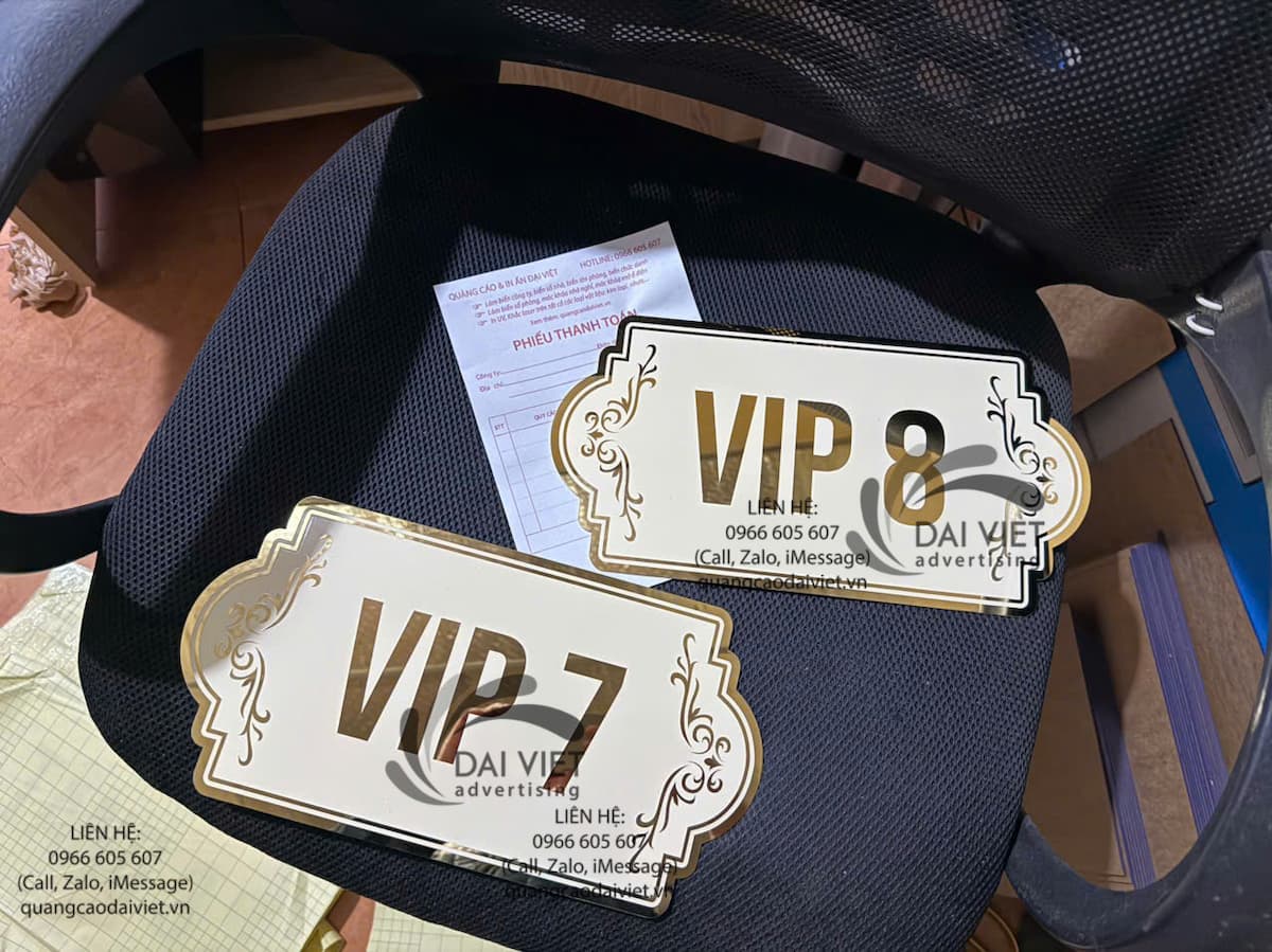 Biển tên phòng VIP sang trọng Mẫu biển tên phòng VIP mang phong cách trang trọng, dễ nhận biết và hài hòa với nội thất.