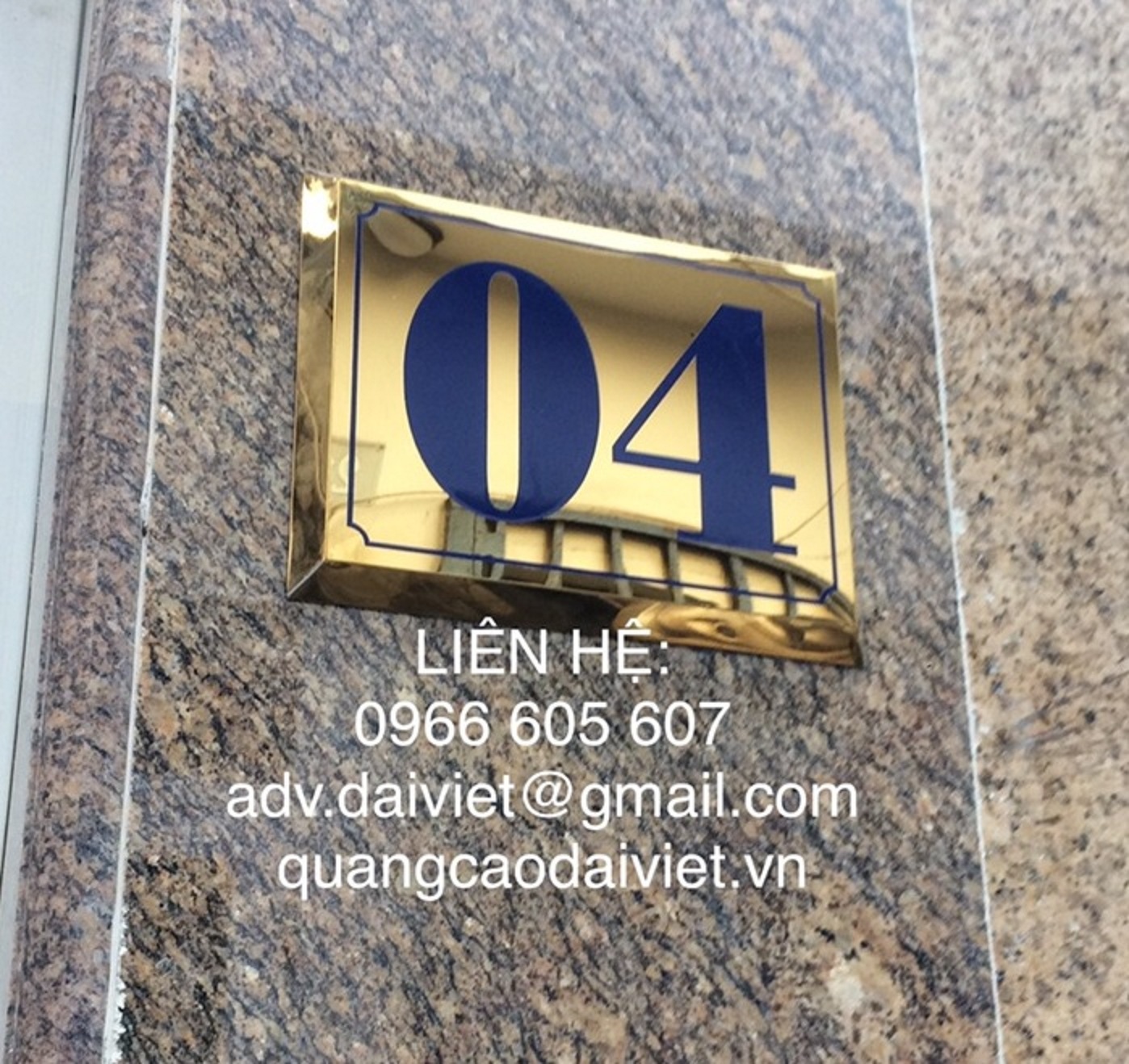 Biển số nhà inox vàng gương Tại Quảng Cáo Đại Việt, biển số nhà được thiết kế gọn gàng, dễ quan sát, phù hợp lắp cổng, tường hoặc mặt tiền. Nhận làm theo số nhà thực tế, kích thước và chất liệu linh hoạt, gia công nhanh tại xưởng, đáp ứng nhu cầu lắp mới hoặc thay thế biển cũ.
