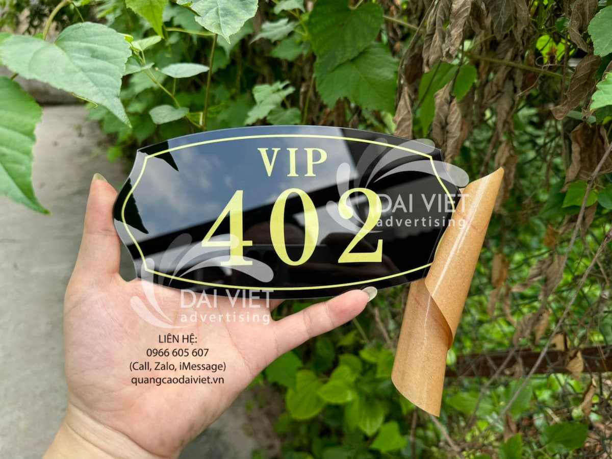 Mẫu biển phòng VIP thiết kế theo yêu cầu Một mẫu biển phòng VIP được thiết kế phù hợp sẽ tạo ấn tượng tốt, giúp khách hàng dễ nhận biết khu vực sử dụng, đồng thời nâng tầm hình ảnh tổng thể của khách sạn, nhà hàng hay khu dịch vụ cao cấp.