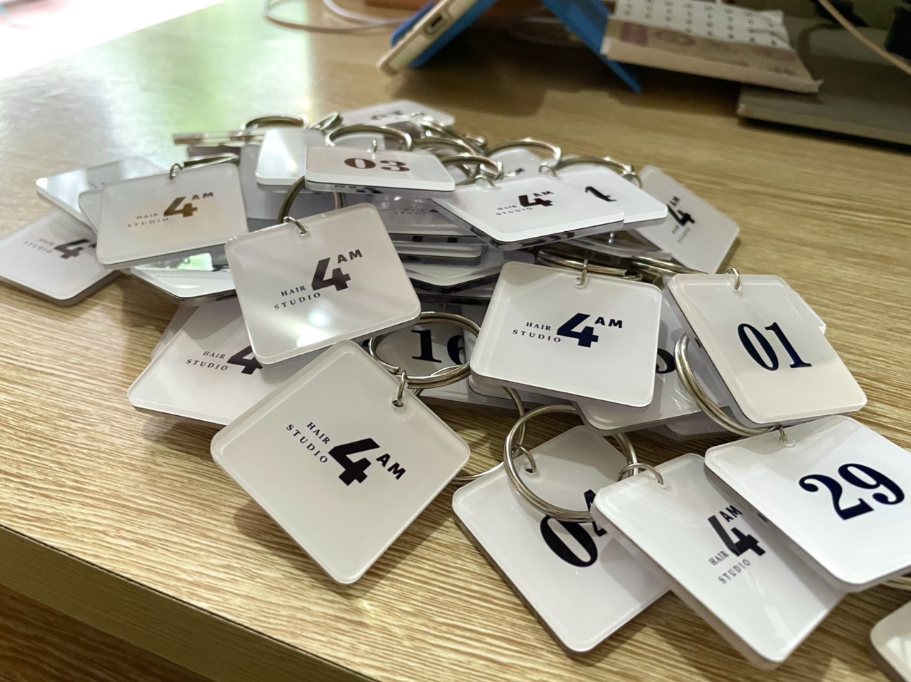mẫu móc khoá in logo đẹp Móc khóa in logo là sản phẩm móc chìa khóa được in hoặc khắc trực tiếp logo, tên thương hiệu, slogan hoặc thông tin liên hệ của doanh nghiệp lên bề mặt. Đây là dòng quà tặng quảng cáo phổ biến, giúp tăng nhận diện thương hiệu với chi phí thấp, dễ phân phối và có giá trị sử dụng lâu dài trong đời sống hằng ngày.